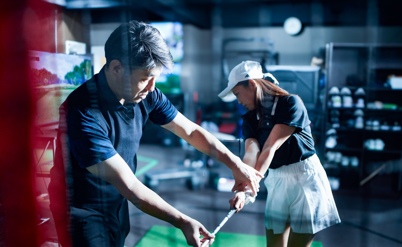 女性会員が4x4メソッドでレッスンを受ける様子